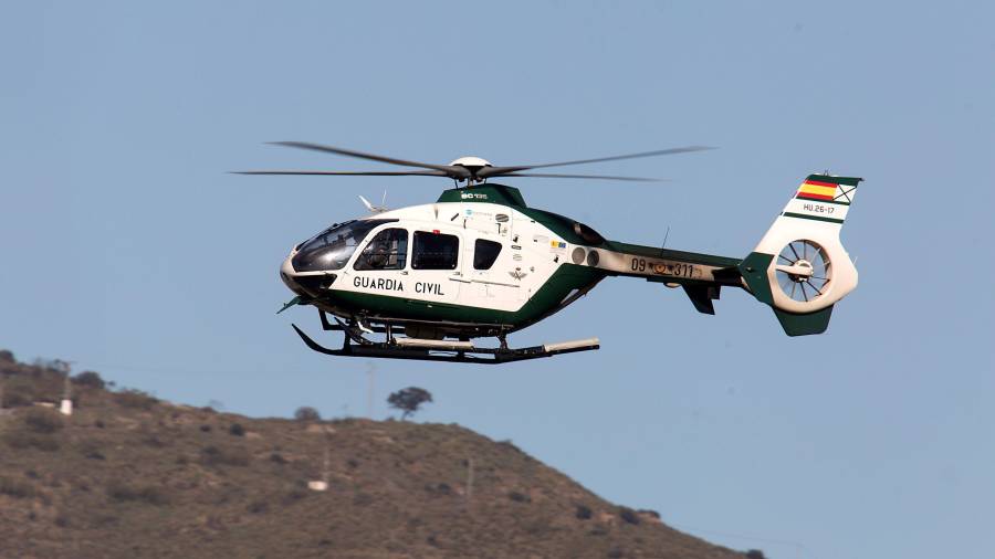 Un helicóptero de la Guardia Civil patrulla la zona. EFE