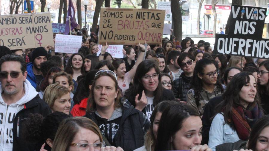 Manifestación feminista por la Rambla Nova de Tarragona, durante la jornada de huelga del pasado jueves 8 de marzo. FOTO: lluís milián