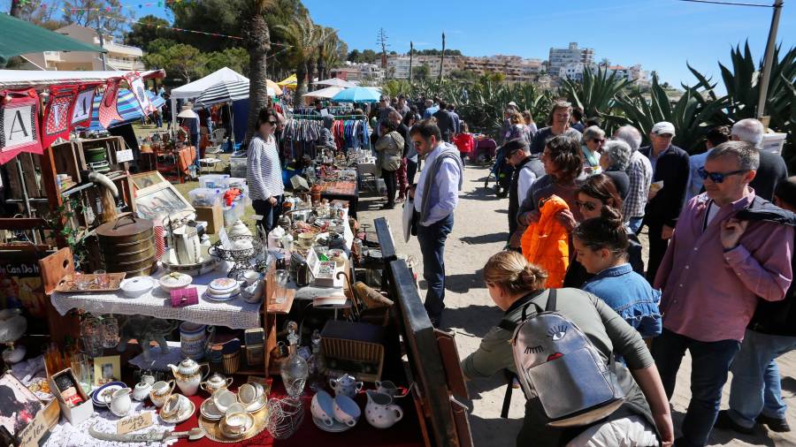 Centenares de personas visitaron ayer el Pleamar Vintage Market de Altafulla. FOTO: Pere Ferré