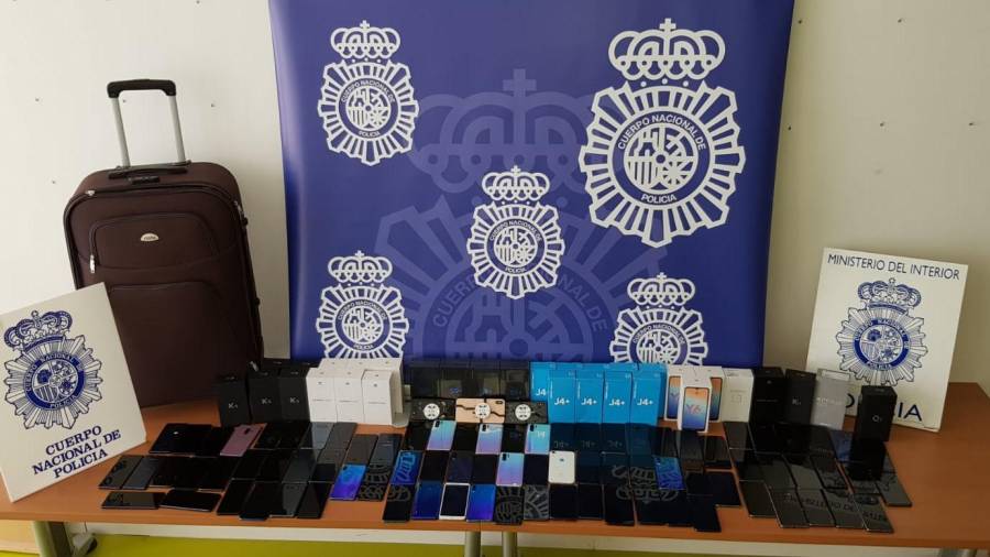Los 116 'smartphones' recuperados al grupo criminal acusado de desvalijar 32 tiendas de telefonía móvil. FOTO: POLICÍA NACIONAL