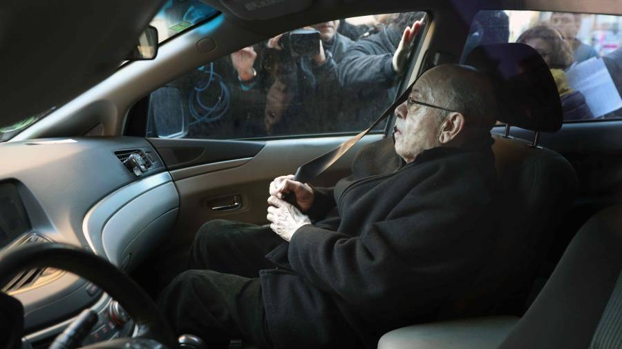 Fèlix Millet en el interior de su coche tras escuchar la sentencia condenatoria. EFE