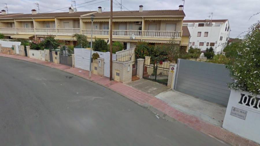 Imagen de un tramo de la calle Mar Cantàbric, donde se han instalado estos okupas. FOTO: Google