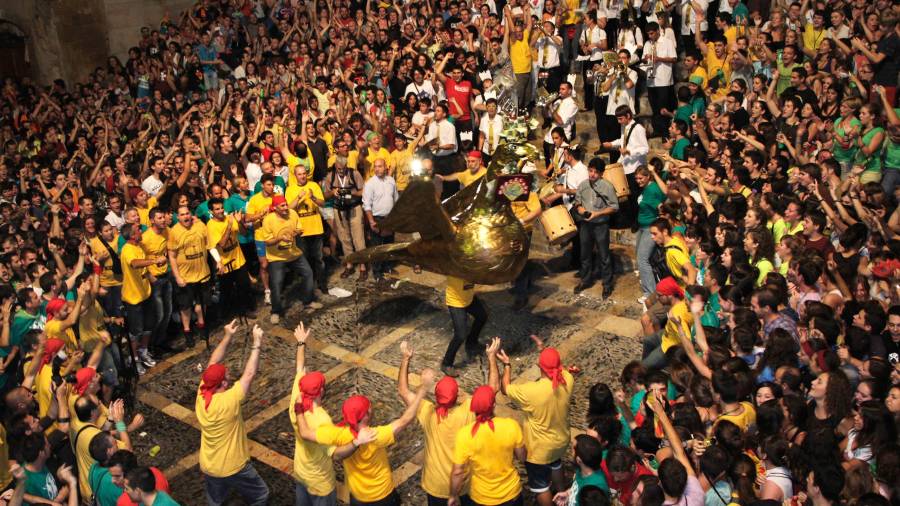 La Baixada de l'Àliga, un dels actes més multitudinaris de la festa de Santa Tecla.