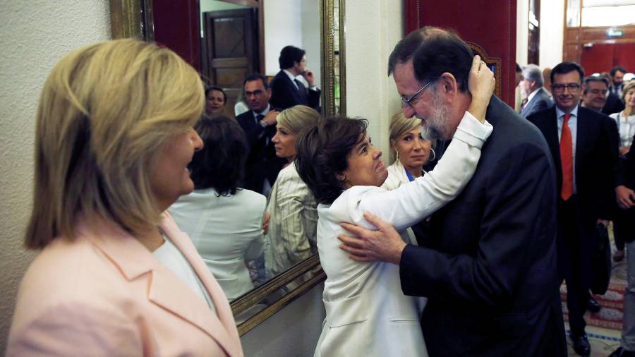 Rajoy rep abraçades als passadissos del Congrés. EFE