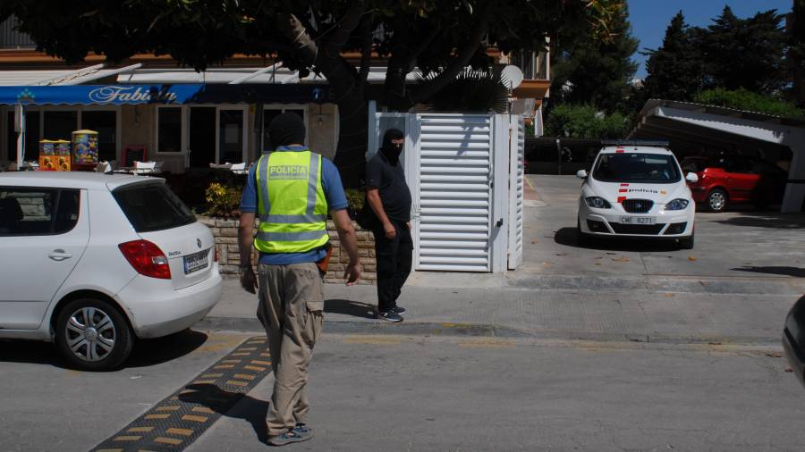 Un vehículo de los Mossos abandona la zona del restaurante Fabiola con su dueño en el interior detenido. Foto: Ângel Juanpere