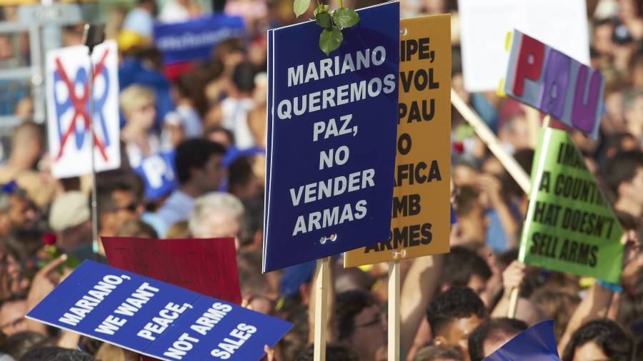 Cartells contra el comerç d'armes a la manifestació de Barcelona. EFE