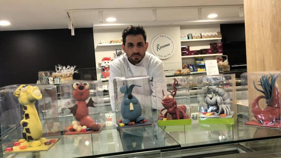 Marcos Díaz enseña un surtido de figuras de chocolate que elabora en la Pastelería Rossanna. FOTO: cedida