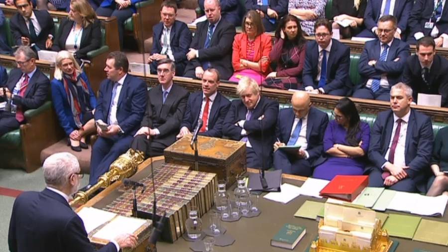 Johnson, escuchando ayer la intervención del líder laborista, Jeremy Corbyn, en el Parlamento del Reino Unido. FOTO: EFE