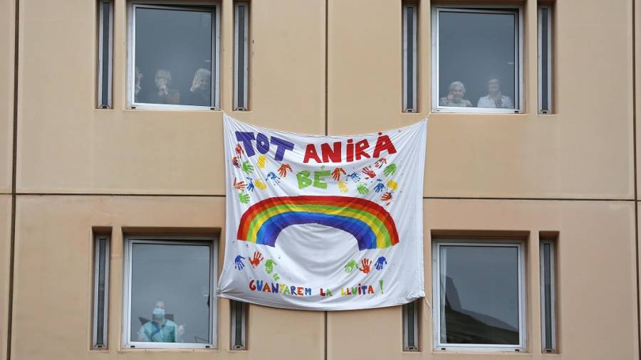En muchos balcones, incluso en fachadas de centros sanitarios, hay colgada una lona con el arco iris y el mensaje ‘Todo irá bien’. FOTO: Pere Ferré