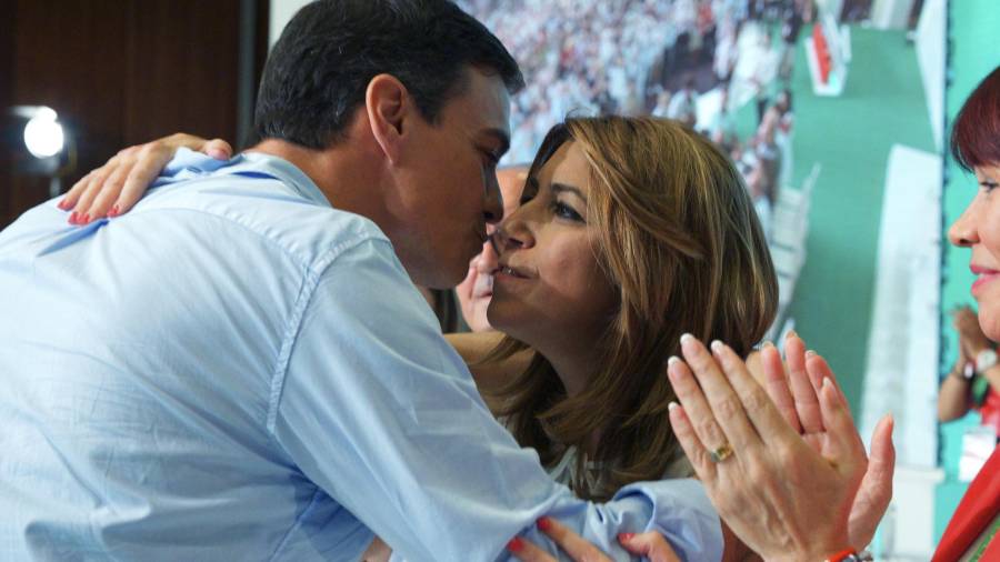 Pedre Sánchez besa a Susana Díaz. EFE