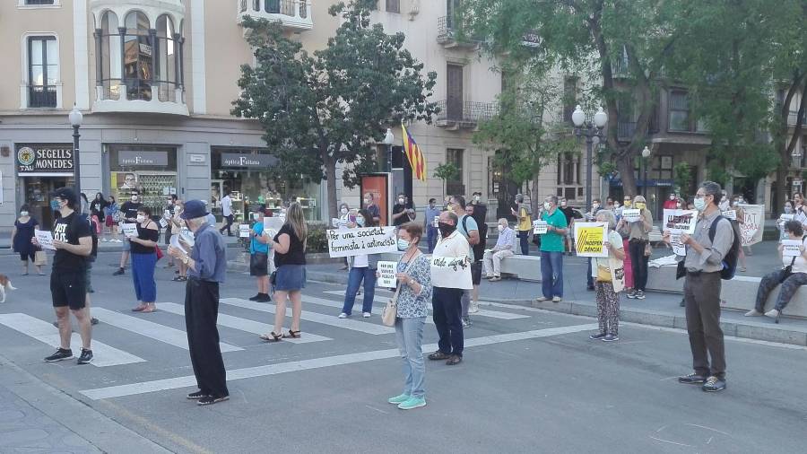 Concentració de membres de l’ANC ahir a la Rambla Nova de Tarragona per exigir «drets socials i nacionals». FOTO: DT
