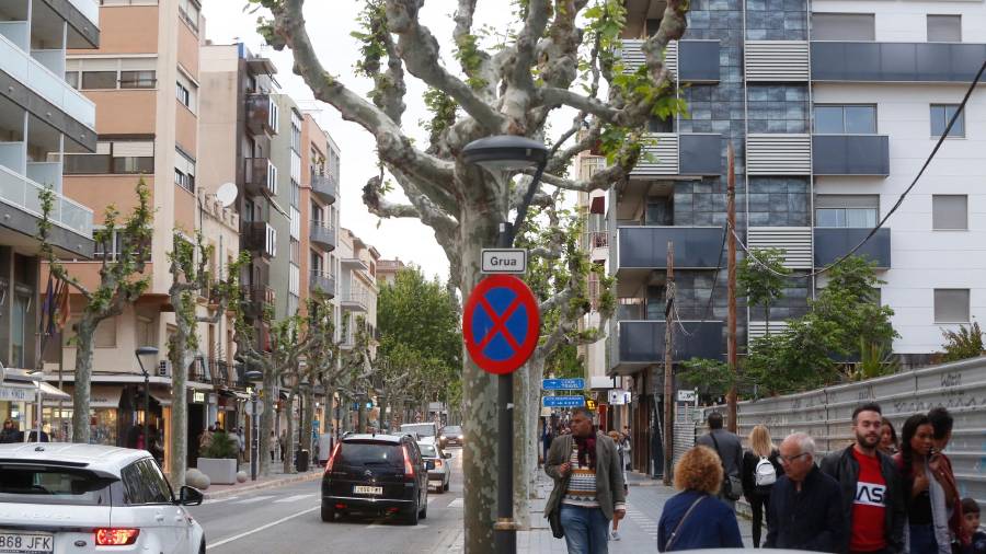 En verano los vecinos de la calle Barcelona tienen problemas de convivencia con los inquilinos de los pisos turísticos ilegales. FOTO: Pere Ferré