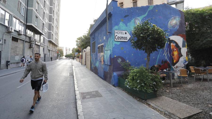Uno de los muchos ejemplos de arte urbano en la ciudad, este en Estanislau Figueras. FOTO: pere ferré