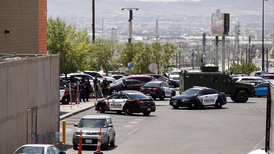 La policía se despliega por los alrededores de un Walmart durante un tiroteo en El Paso, Texas (Estados Unidos) este sábado. FOTO. EFE