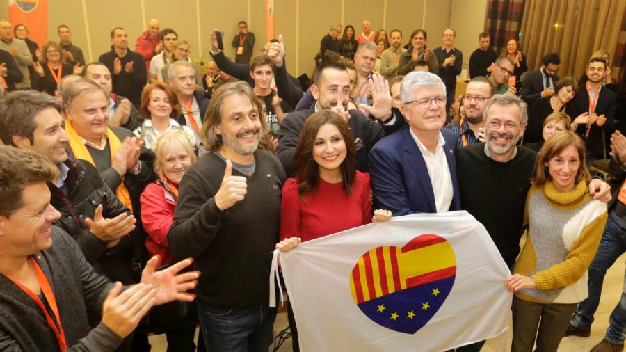 El número 1 en Tarragona de la formación naranja, Matías Alonso, con el resto de candidatos y apoderados. FOTO: Lluís Milián
