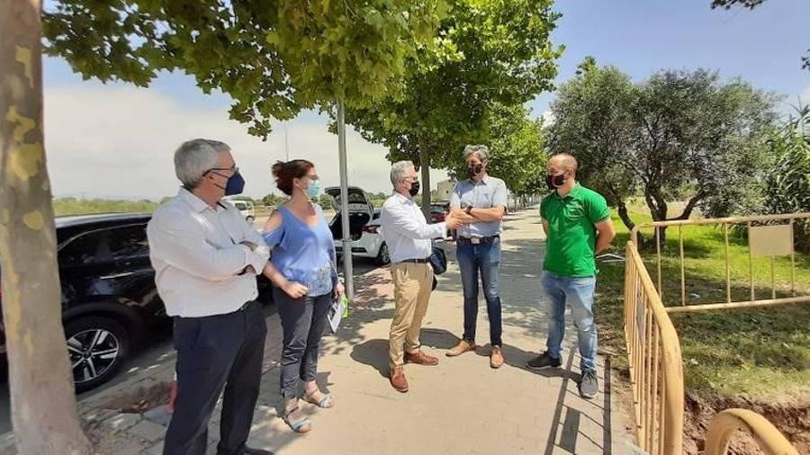 El alcalde de Salou visita la obra del Vial de Cavet que mejora los accesos a la Escola Elisabeth. Foto: Ajuntament de Salou.