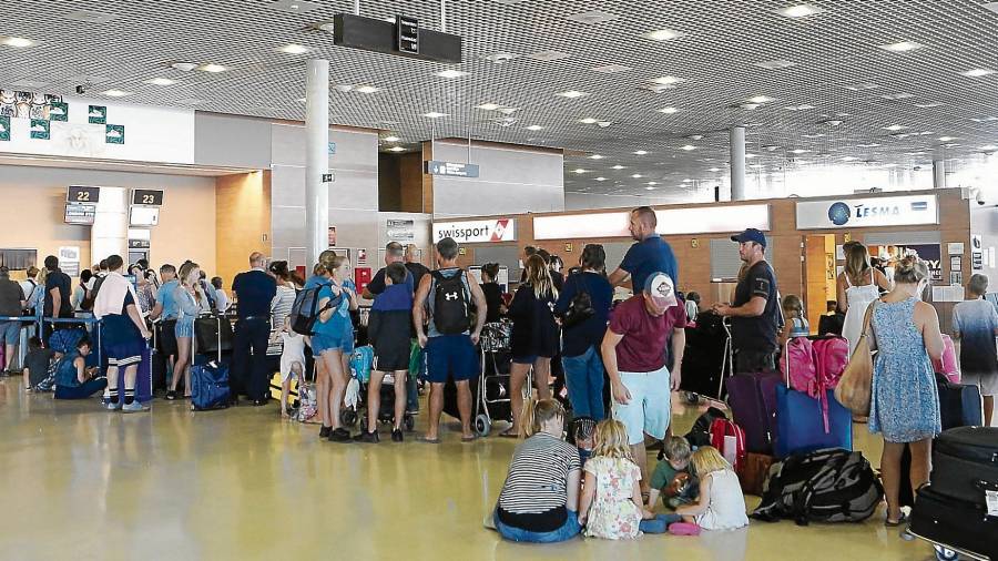 Los pasajeros que llegan al Aeropuerto de Reus vienen con ofertas ‘todo incluido’, lo que afecta al gremio de taxistas.FOTO: Alba Mariné
