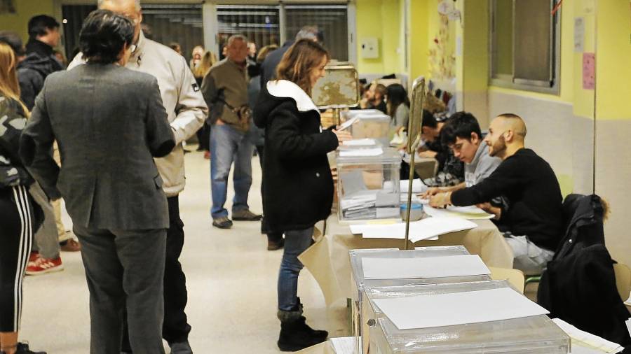 Imagen de un momento de la votación que el pasado domingo se llevó a cabo en las instalaciones del Cèsar August de la ciudad de Tarragona. FOTO: PERE FERRÉ