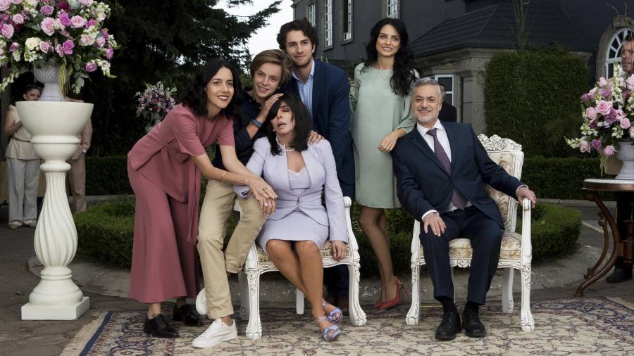 Cecilia Suárez, Aislinn Derbez, Darío Yazbek Bernal, Verónica Castro y Arturo Ríos, protagonistas de ‘La casa de las flores’. FOTO: Netflix