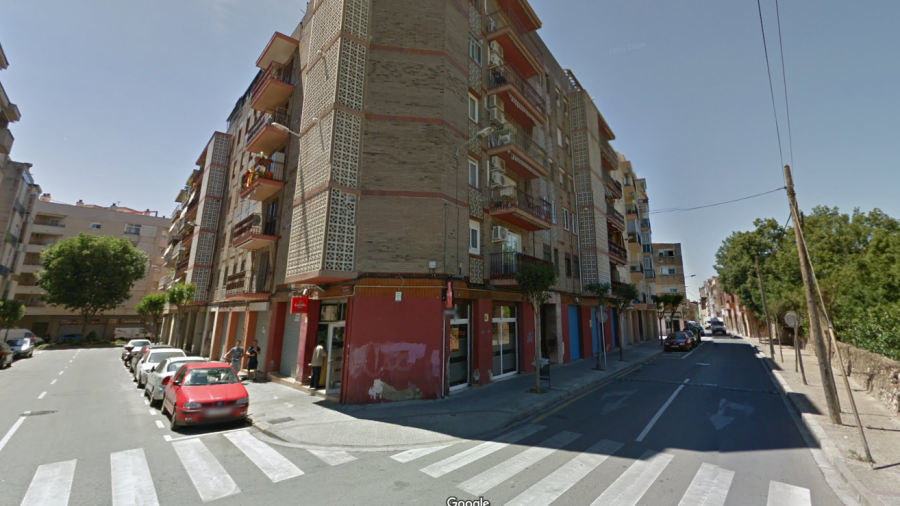 El accidente laboral se ha producido en el número 15 de la calle Vilallonga de Reus, en este bloque de viviendas.