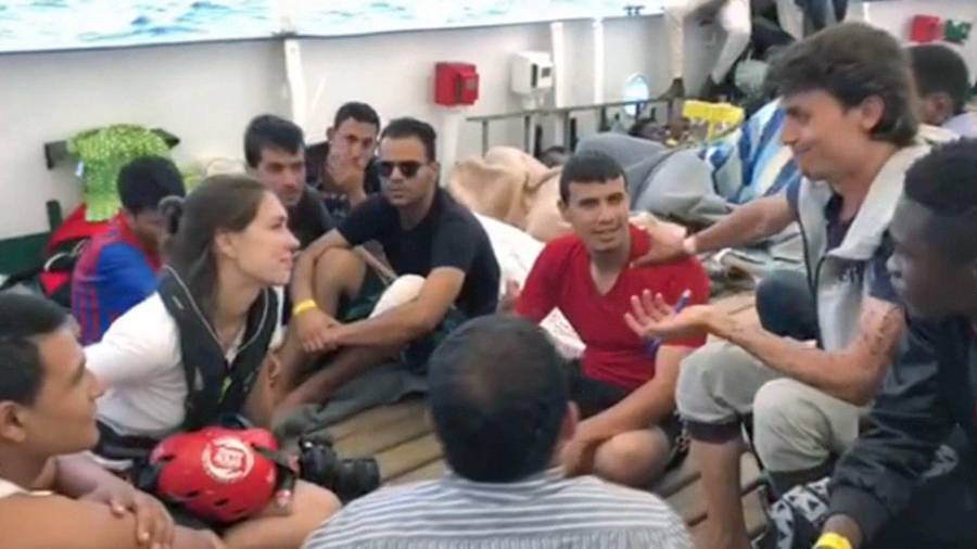 Imagen de vídeo facilitada por Open Arms de algunos de los 60 inmigrantes que viajan en el barco. FOTO: EFE