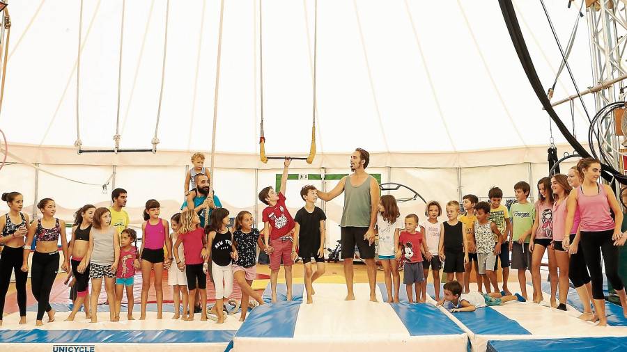 La enseñanza en común en el mundo del circo une a mayores y pequeños. Foto: Alba Mariné