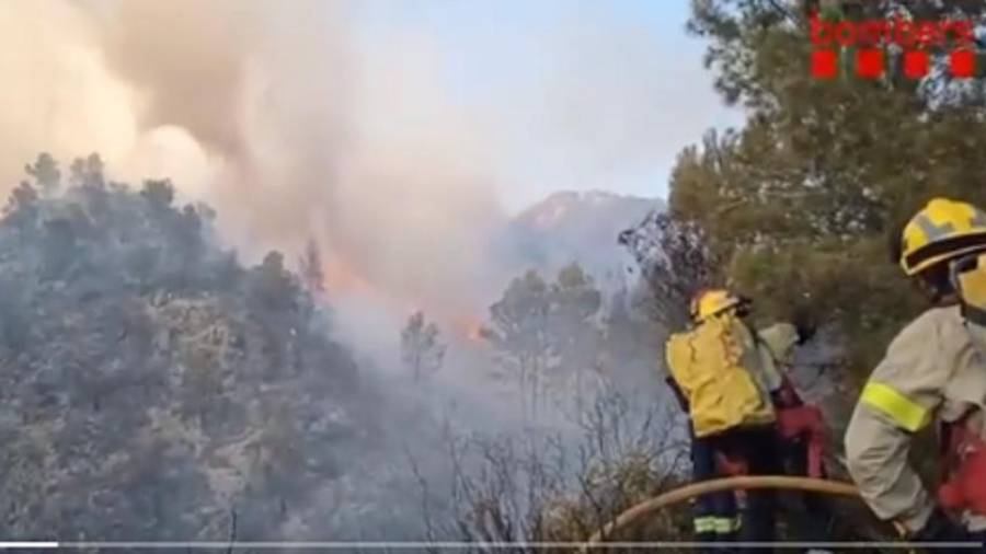 Imagen de los bomberos trabajando en el incendio en la Vall de Lladres. Foto: Bombers