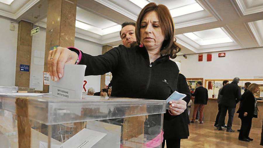 Imagen de las votaciones que se llevaron a cabo el pasado domingo en el colegio electoral situado en el antiguo edificio de Lletres de la Plaça Imperial Tarraco. FOTO: Pere Ferré