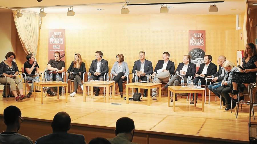 Los doce candidatos a la alcaldía de Cambrils debatieron durante cerca de dos horas en la sala del Casal Municipal de la Gent Gran. FOTO: Alba Mariné