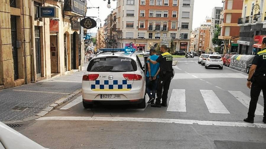 Momento de la detención de uno de los sospechosos en la calle Unió. FOTO: Ramiro González