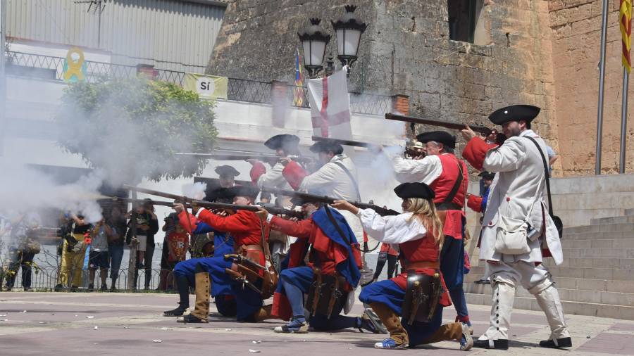 Un moment de la recreació de la Batalla de Torredembarra a la plaça del Castell. FOTO: Anna F. / Aj. Torredembarra