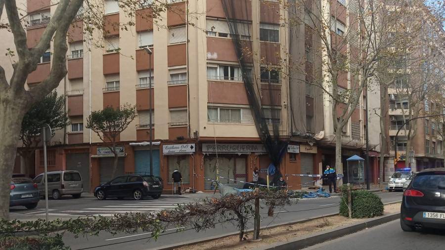 La Guàrdia Urbana Reus y los bomberos han acudido a retirar la malla de un andamio en la avenida Països Catalans. Foto: DT