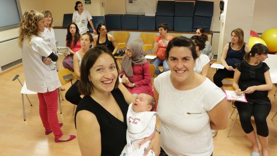 Marta Giné, donante, con su hija Lola, y Aida Gil, cuya hija fue receptora de leche del Banc de Llet, en el ASSIR de Tarragona.