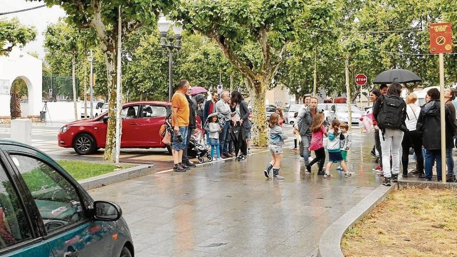 Vecinos y familiares de alumnos de la Escola de Música de Cambrils reivindicaron ayer a pie de calle que el Passeig sea peatonal. Foto: Alba Mariné
