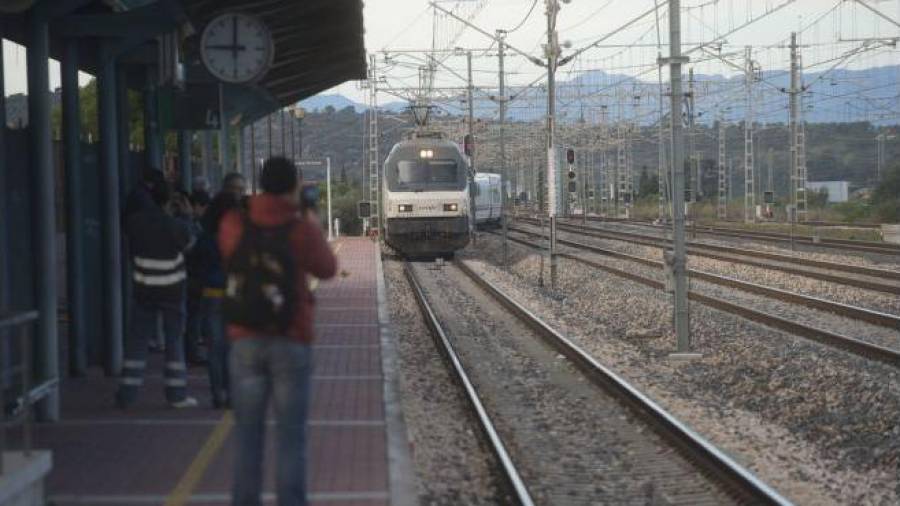 Imatge d'arxiu d'un tren arribant a l'estació de l'Aldea. Foto: DT