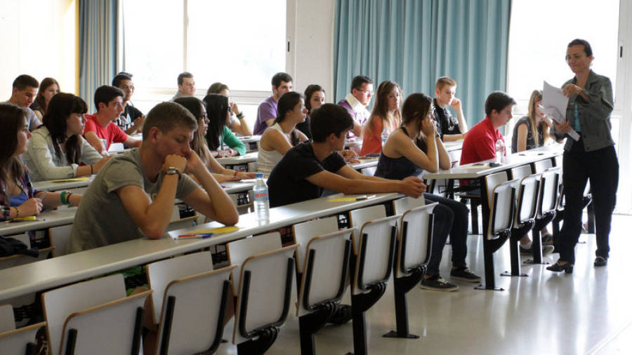 Alumnos en un aula, a punto de iniciar las pruebas, en una de las anteriores convocatorias. Foto: DT