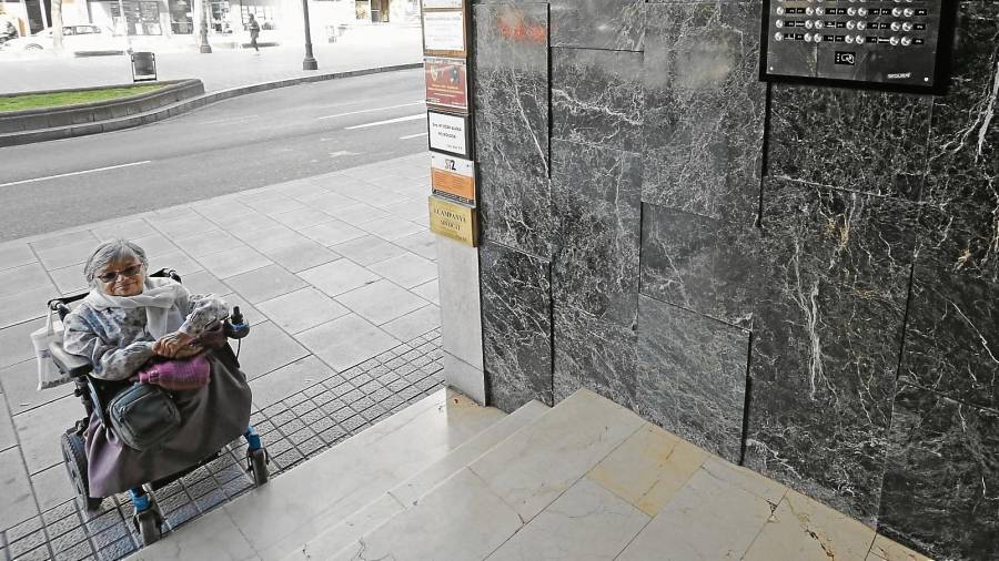 Anna Caparrós en uno de tantos edificios de la Rambla, inaccesibles por culpa de unos escalones. FOTO: Lluís Milián
