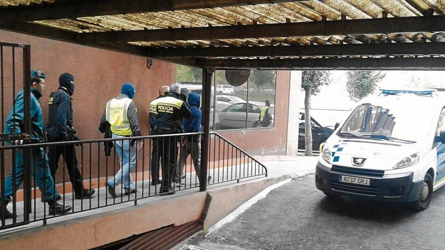 Los agentes deteniendo a uno de los supuestos trinitarios en un domicilio de la avenida D’Andorra en 2014. FOTO: Àngel Juanpere