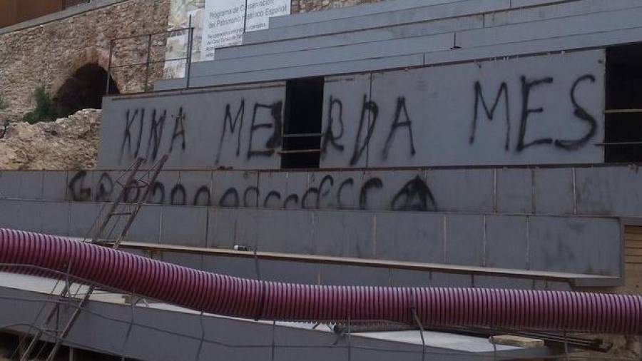 Con este grafiti se han despertado los vecinos de la Plaça dels Sedassos.