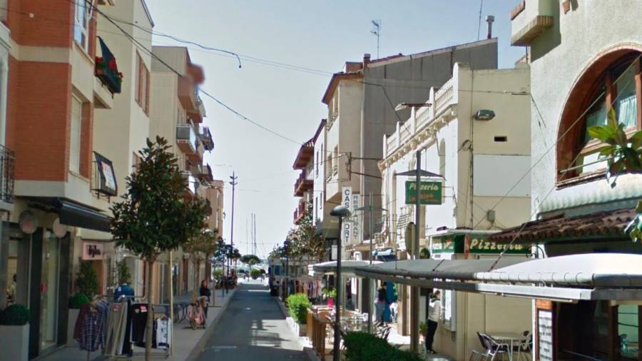 Aquest dijous passat, l’home va obrir la porta d’un cotxe aparcat al carrer Sant Pere -on hi havia una noia dormint- i li va estirar la bossa de mà. Foto: ACN