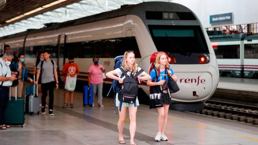Viajeros salen de un tren en la estación de Renfe de Bilbao este verano. Foto: Efe