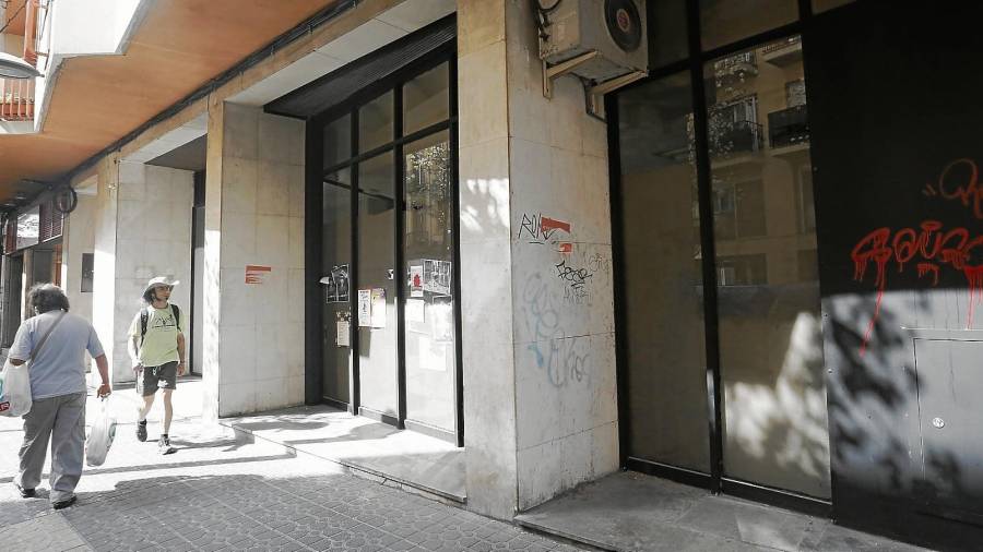 Vandalismo en una oficina cerrada en la calle Gasòmetre. Foto: Lluís Milián