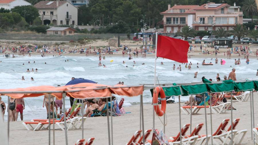 El pasado fin de semana en las playas del litoral tarraconense ondeaba la bandera roja, que marca prohibición a la hora de bañarse. Foto: Pere Ferré