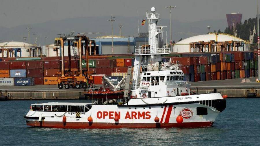 Imagen del Open Arms llegando al Puerto de Barcelona. EFE