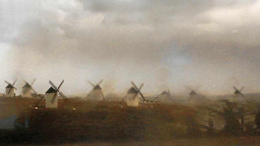 Los Molinos de Campo de Criptana en la Mancha, fotografía que se puede contemplar en la muestra del Tinglado 2 del Port. FOTO: J. Manuel Navia