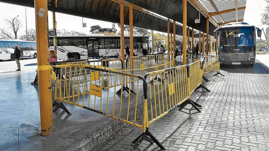 Algunas zonas de la estación de autobuses de Reus están valladas ante el desprendimiento de algunos elementos. FOTO: Alfredo González