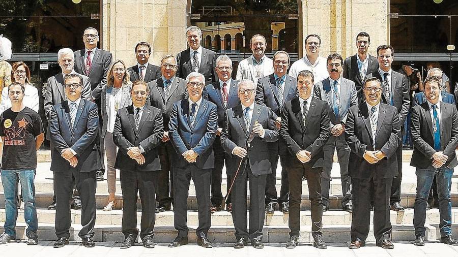 Ballesteros y Poblet (abajo en el centro) ganan en sus municipios pero sus partidos no lo hicieron el 21-D. En la imagen, toma de posesión de los diputados provinciales tras las elecciones de 2015. FOTO: Pere Ferré