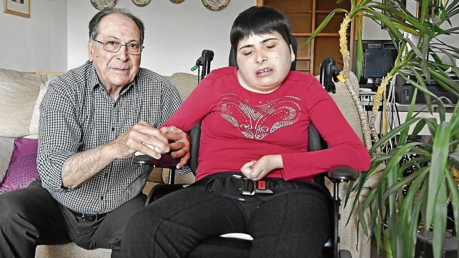 Ariadna Edo, con una discapacidad del 93%, acompañada por su padre Manel, que vive en Reus. FOTO: alfredo gonzález