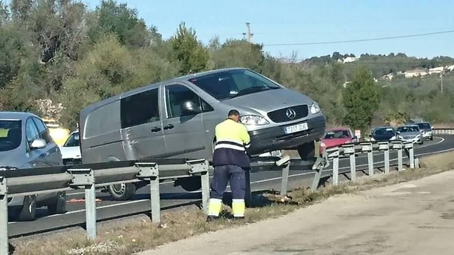 La furgoneta ha quedado sobre la valla. FOTO: Facebook Calafell
