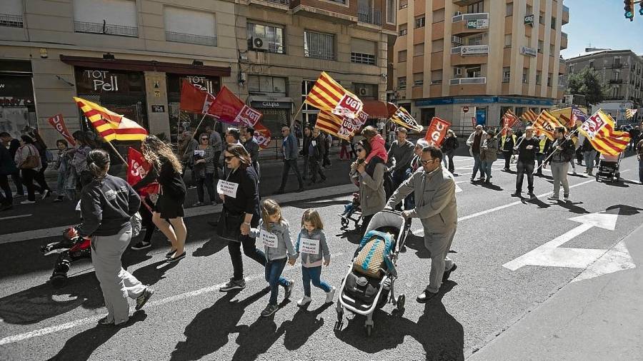 Manifestantes, desde los más pequeños a los más mayores, recorriendo la Avenida de la Generalitat en Tortosa. Foto: Joan Revillas